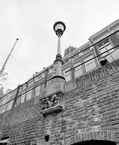 856589 Afbeelding van de lantaarn met de console 't Wittebroodskind ter hoogte van het pand Lichte Gaard 8 te Utrecht.